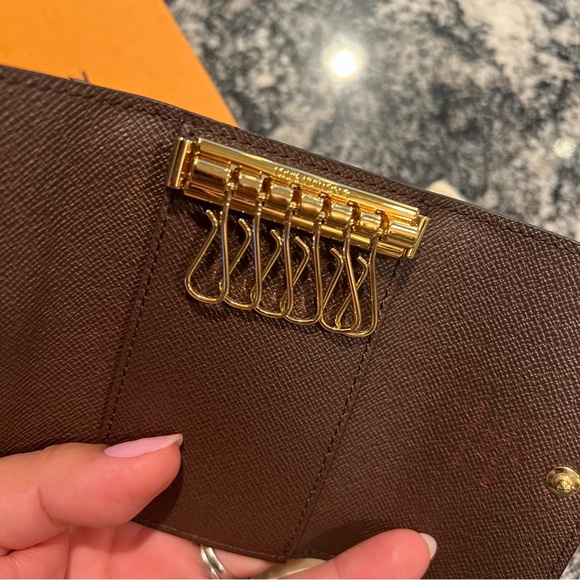EUC Louis Vuitton 6 Key Holder in Damier Ebene with packaging - Picture 3 of 9